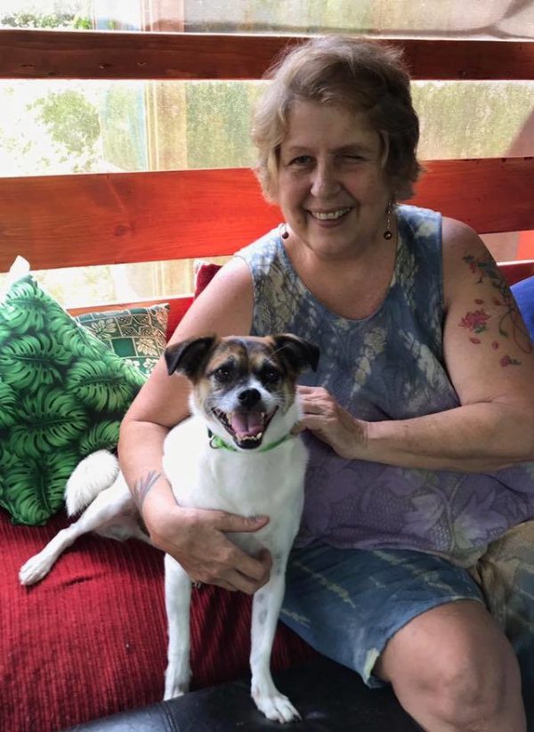 七十歲的卡蘿有二隻愛犬—布魯斯和小傢伙，其中布魯斯是向當地收容中心Aloha Ilio Rescue領養來的，牠對男性有嚴重恐懼感，在中途了二年慢慢訓練之後，才終於來到卡蘿家。
