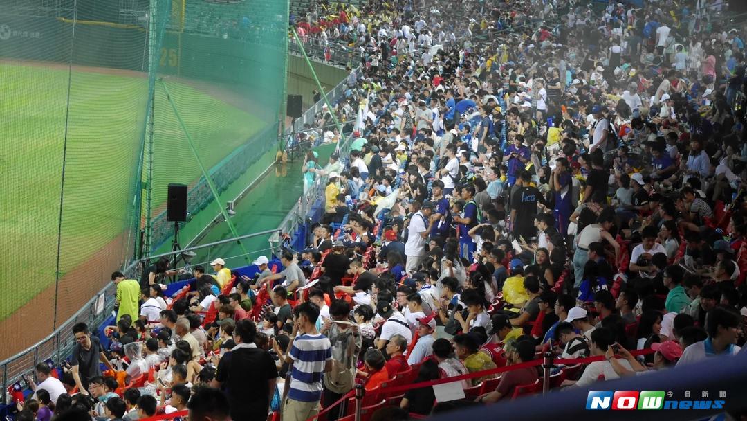天母球場大雨延後開打。（圖／吳政紘攝）