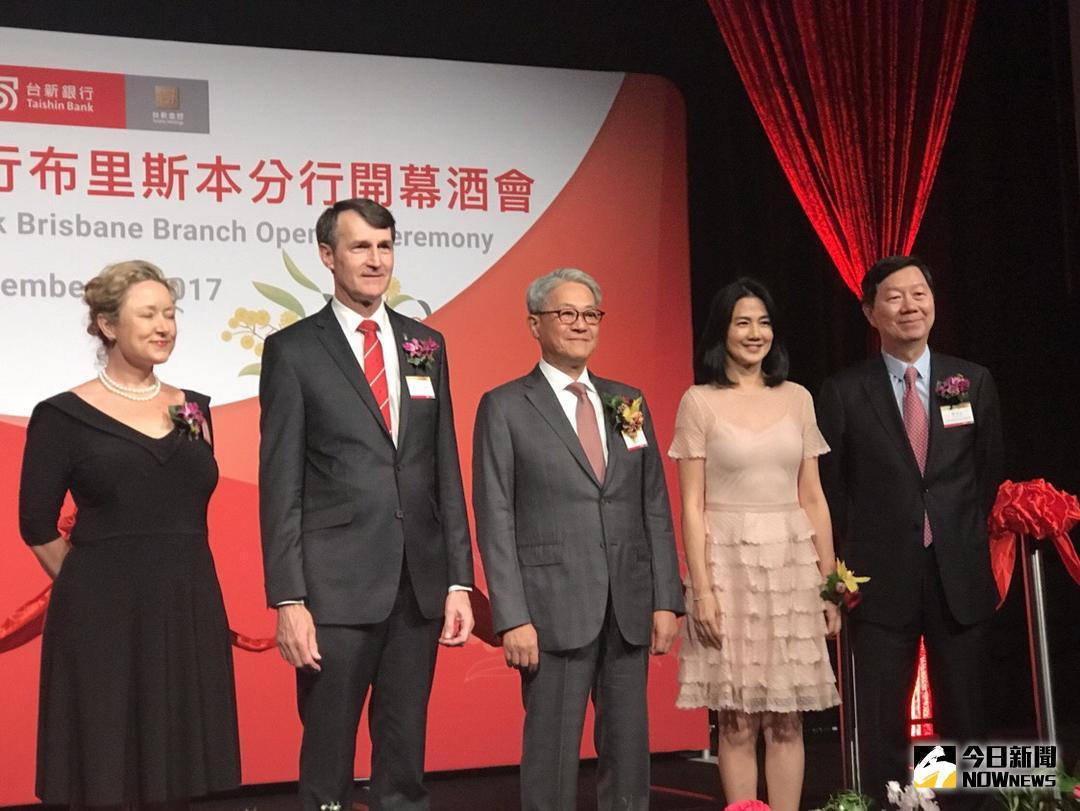 ▲針對寶佳指稱台新金也違反金金分離，台新金三點聲明回擊，強調董事長夫人彭雪芬（右二）任新光金董事與台新金無關。（圖／NOWnews資料照）