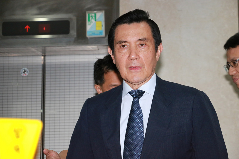 ▲台北地檢署偵辦「三中案」，27日下午傳訊前總統馬英九（圖）出庭釐清案情，馬英九結束庭訊後表示，在本案偵查程序合法性的疑慮還沒有釐清前，仍依法保持緘默。中央社記者蕭博文攝107年4月27日