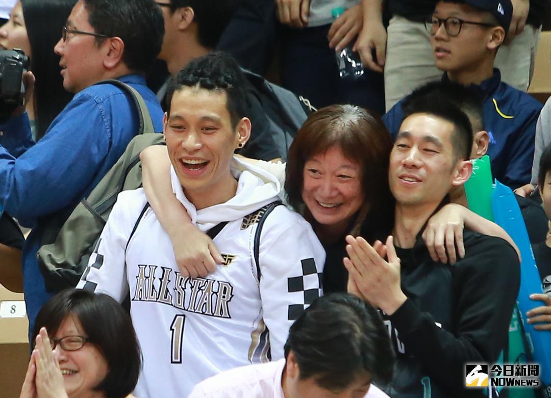 ▲SBL總冠軍賽GAME5，富邦勇士驚險擊敗璞園建築，林書豪一家人十分開心。（圖／記者葉政勳攝 , 2018.04.28）