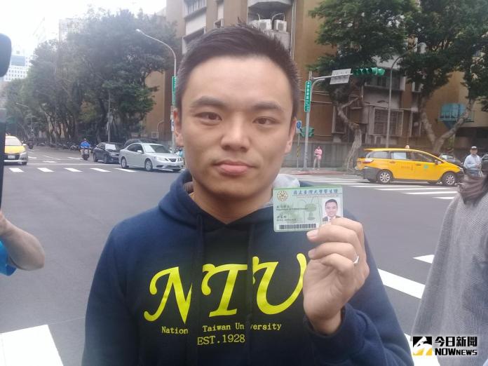 ▲國民黨發言人洪孟楷秀出學生證，表示自己是台大學生，不希望畢業時畢業證書上出現校長不明的狀況。（圖／記者戴祺修攝,2018.05.01）