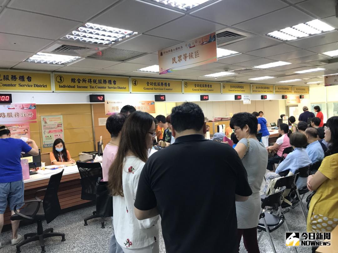 ▲綜合所得稅結算申報5月1日開始，一早各地國稅局就湧入人潮，會計師則提醒，夫妻報稅有3種申報方式，雙薪家庭所得分開報較省稅。（圖／記者顏真真攝 , 2018.5.1）