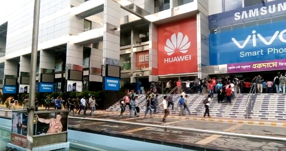 ▲《復仇者聯盟 3：無限之戰》日前在孟加拉首都舉行首映，引發現場影迷失控搶票。（圖／翻攝自推特 , 2018.5.1）