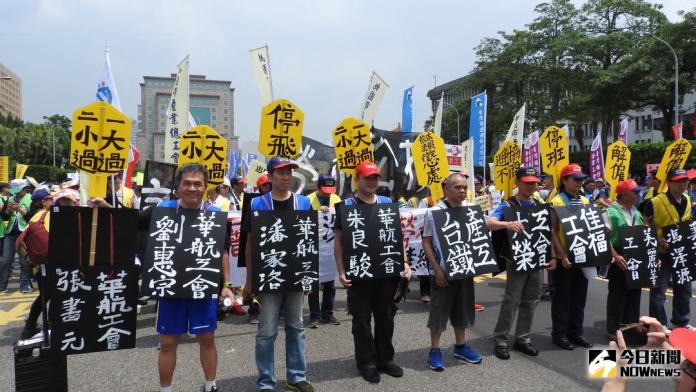 ▲勞工大遊行中有勞工抗議組織工會被不當對待。（圖／記者戴祺修攝，2018.05.01）
