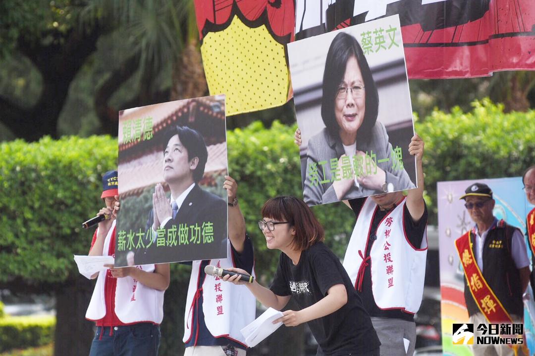 ▲勞團製作蔡政府勞權幹話手拿板。（圖／記者陳明安攝,2018.05.01）