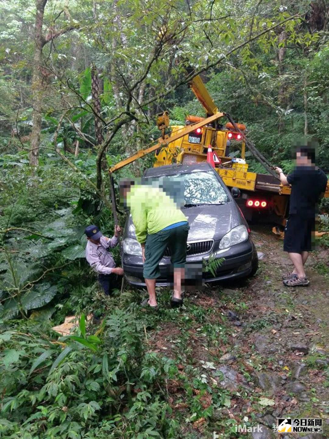 ▲駕車上山露營的夫妻因不熟悉山區道路，又加上車上導航系統誤導，不慎滑落邊坡驚險受困。（圖／橫山分局提供 , 2018.05.01）