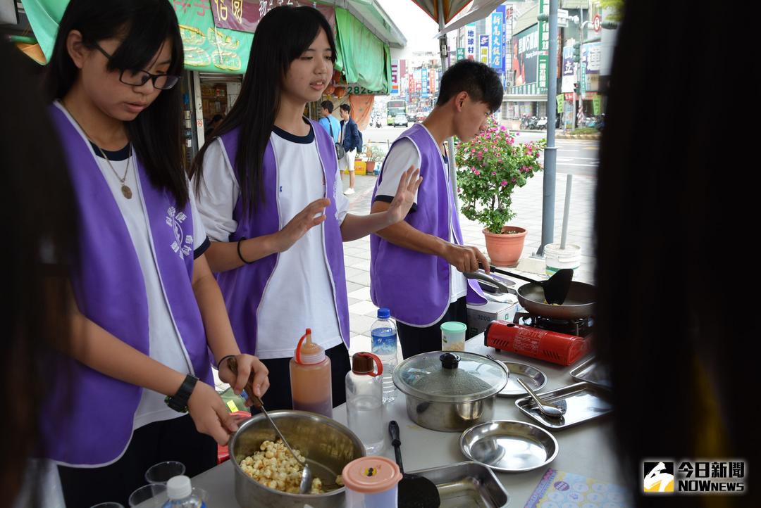 ▲站前廣場的科普活動以「食」為主題。（圖／記者郭政隆攝影2018.5.1）