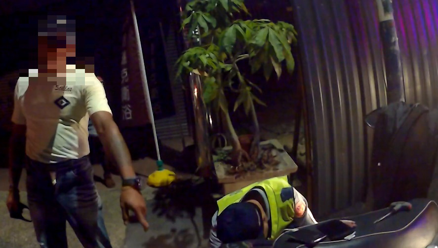 ▲員警搜索陳嫌所騎乘之重型機車。（圖／北門派出所提供）