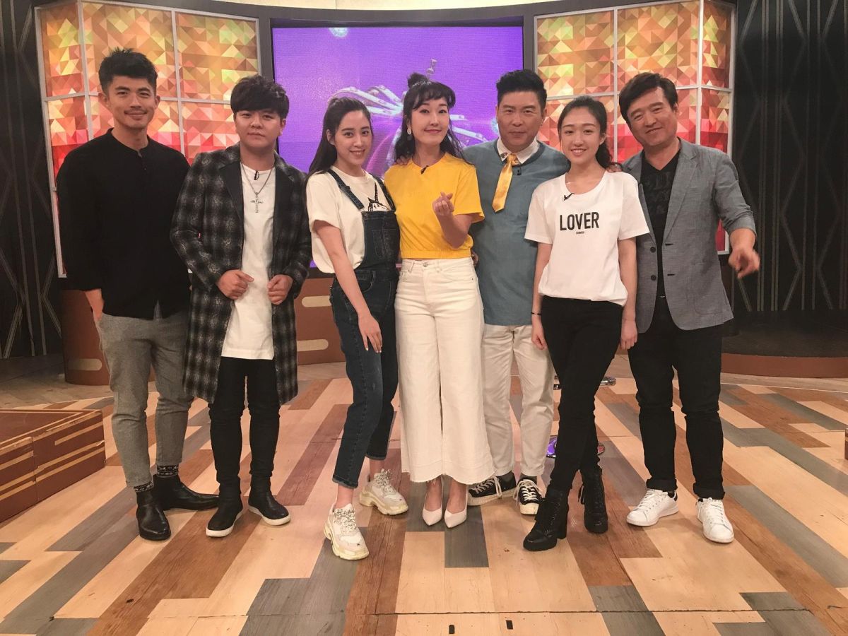 ▲歐陽妮妮（左三）笑說與爸媽不熟。（圖／衛視中文台提供 , 2018.5.2）
