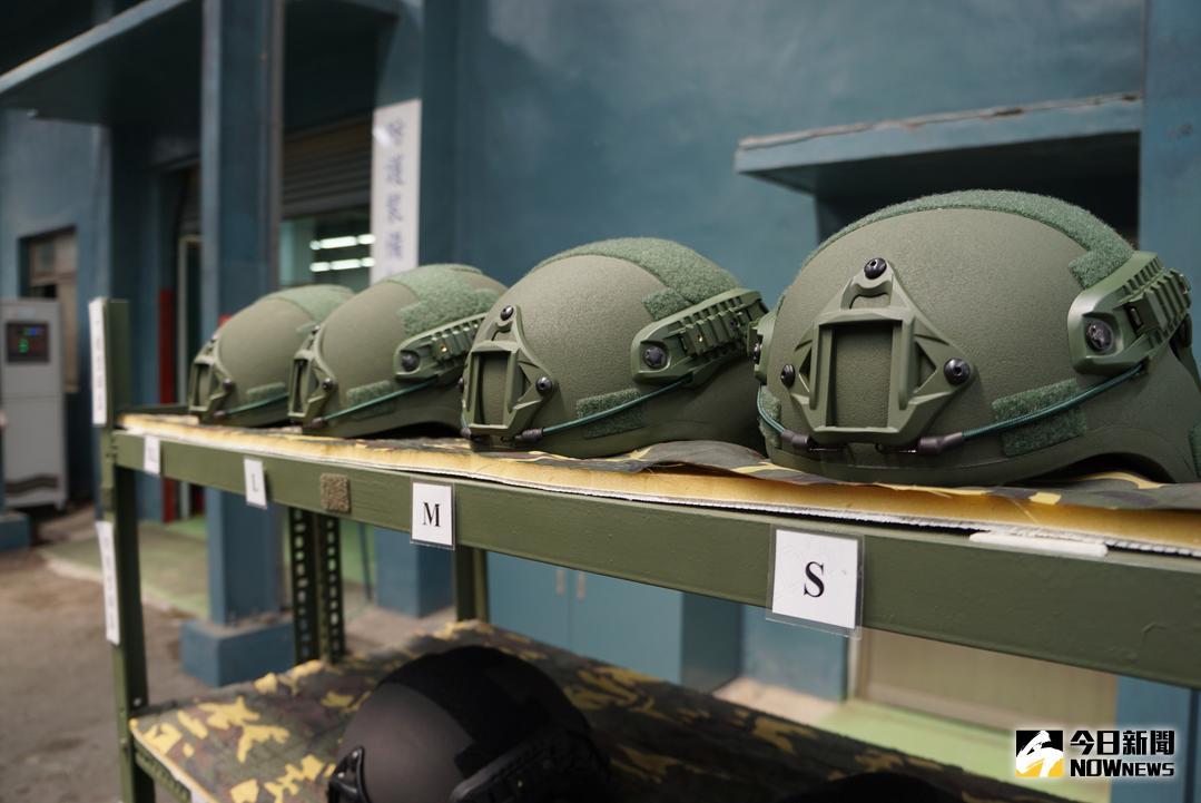 ▲軍備局205廠生產的各種尺寸防護頭盔，能夠加掛夜視鏡、攝影機等設備。（圖／記者呂炯昌攝 \\)