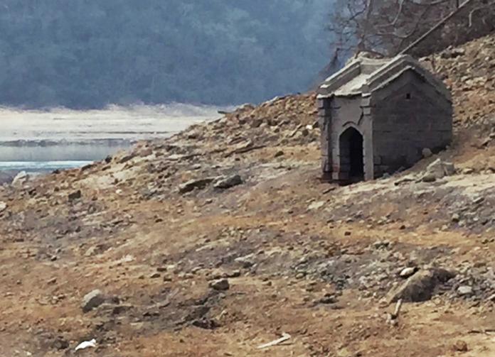 ▲平時沉在庫底的小土地廟，今年首次浮出。桃園地區的民眾知道，每次只要看見土地廟就代表降雨量不豐，桃園地區很可能又要缺水了。（圖／北區水資源局提供 , 2018.05.02）