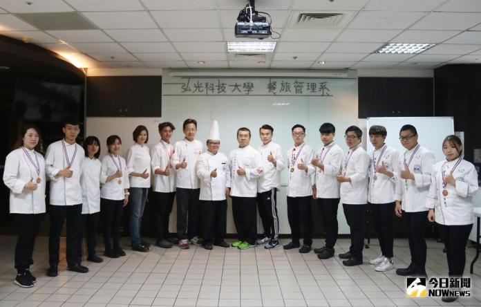 ▲弘光學生參加新加坡FHA廚藝賽，奪2金1銀7銅。（圖／弘光科大提供 , 2018.5.2\\)