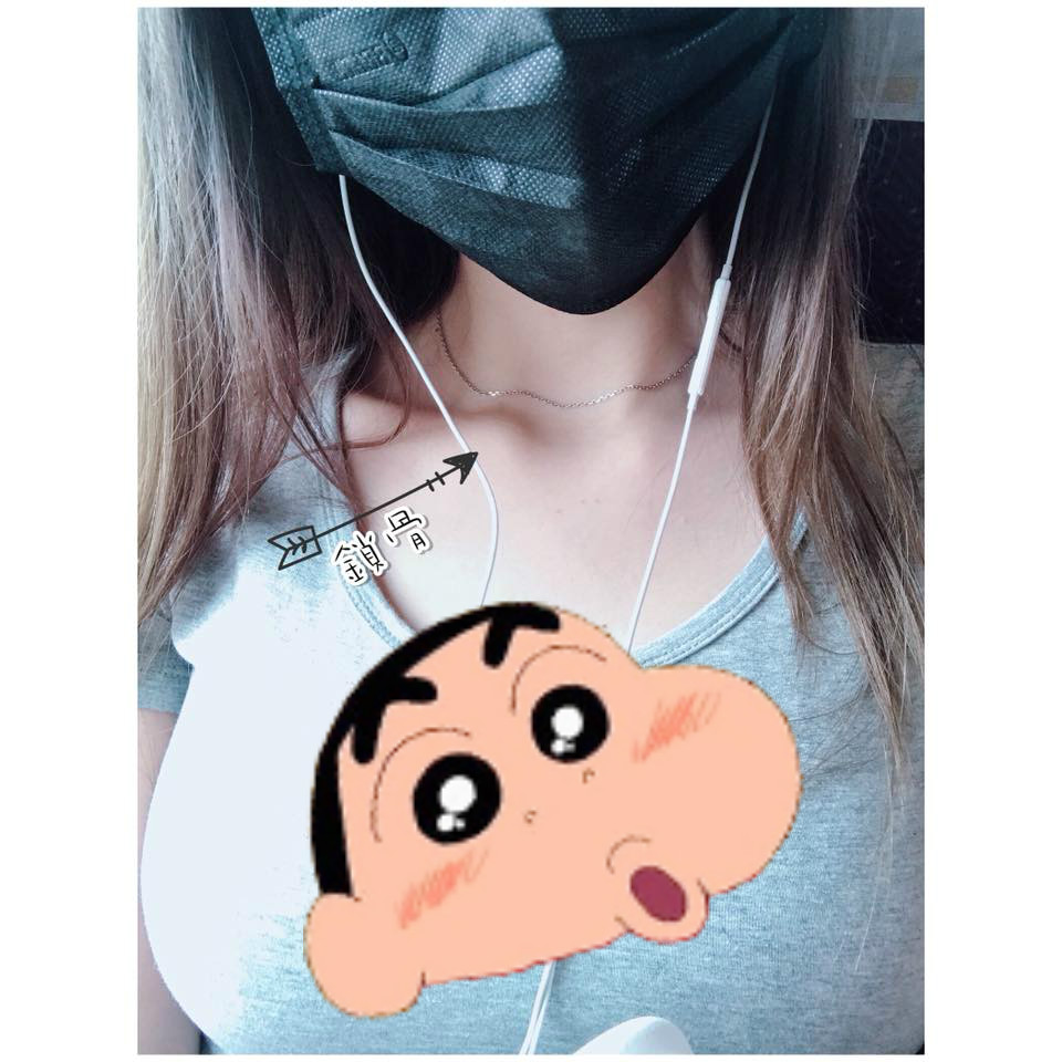 ▲一名女網友分享自己的性感鎖骨照，不料網友卻歪樓大讚她：「很胸！」（圖／取自臉書社團爆廢公社）