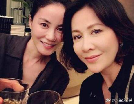 ▲王菲（左）與劉嘉玲是多年的好閨蜜。（圖／翻攝微博 , 2018.05.02）