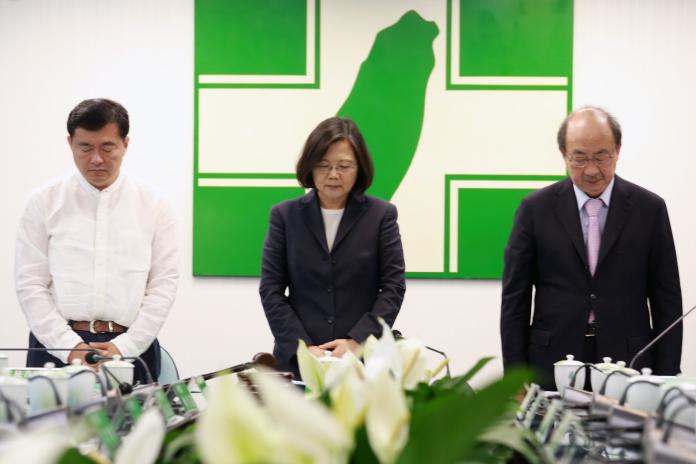 消防員之死　蔡英文率中常會默哀
