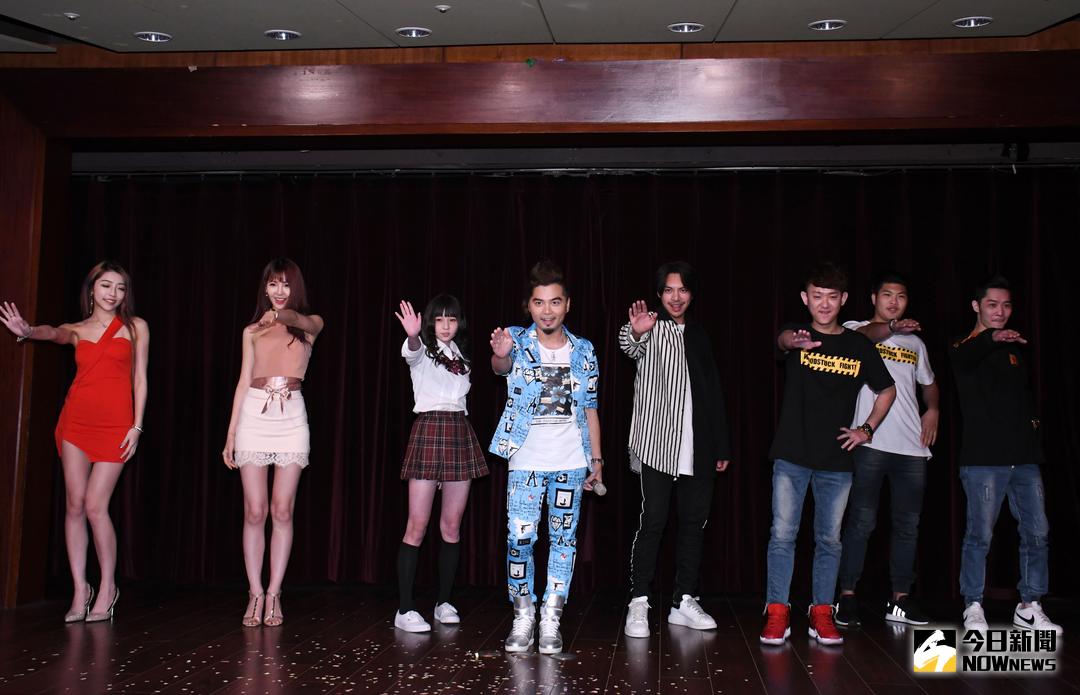 ▲以《海草舞》一曲紅遍華人圈的創作歌手蕭全本尊現身台北，並與網紅們現場齊跳這首洗腦神曲。（圖／記者林調遜攝，2018.5.2）