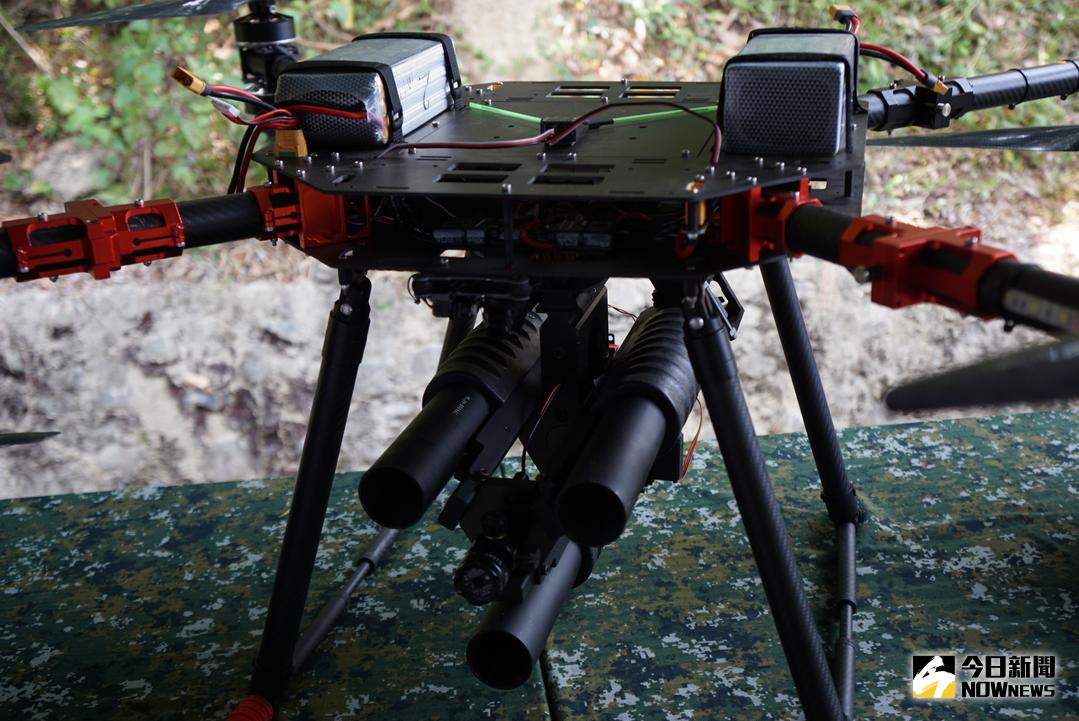 ▲軍備局205廠研發武裝無人機搭載三聯裝40 公厘榴彈。（圖／記者呂炯昌攝 , 2018.5.2\\)