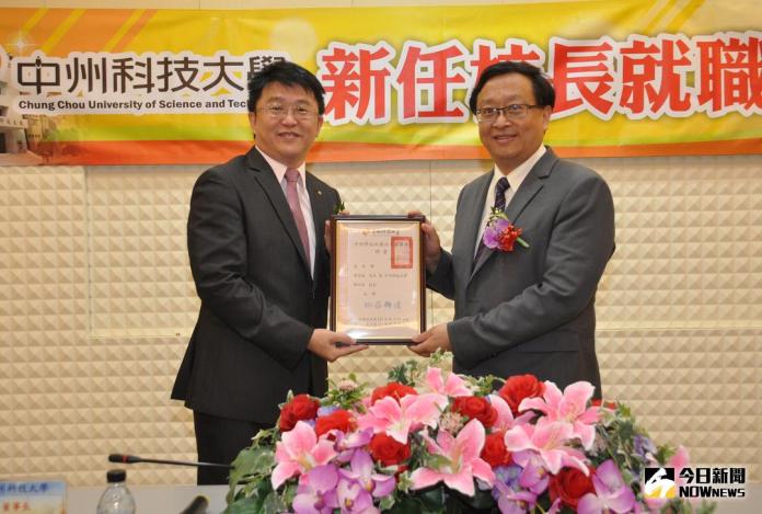 ▲中州科大柴御清董事長\\(左\\)頒發校長聘書給黃思倫教授。（圖／記者陳雅芳攝，2018.05.02）