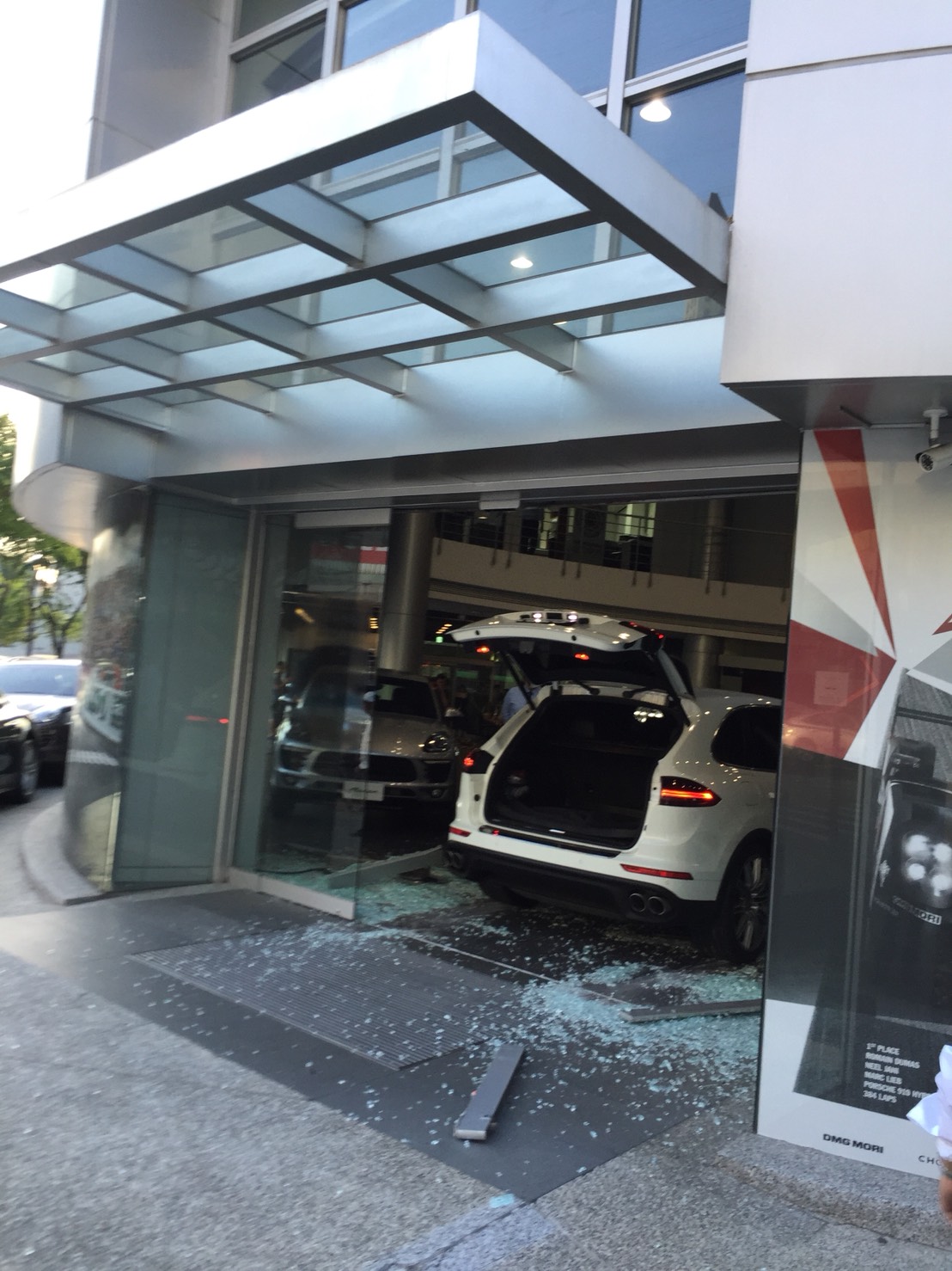 ▲狂！不滿服務態度差，駕駛竟開保時捷撞破玻璃門，衝進原廠展示間。（圖／ 讀者提供）