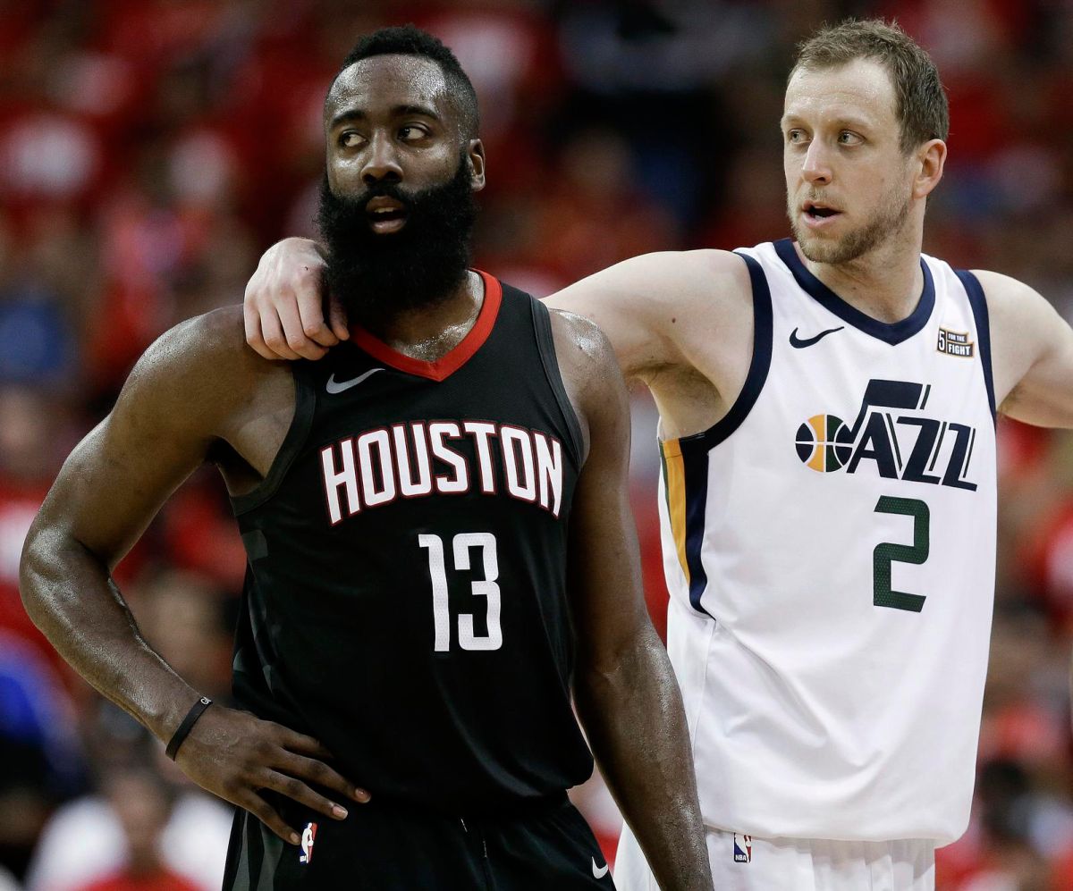 ▲Joe Ingles\\(右\\)邀James Harden\\(左\\)一起聽戰術。（圖／美聯社／達致影像）