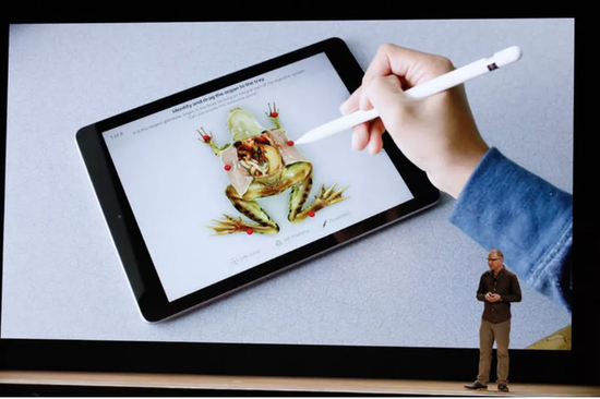 ▲蘋果於 3 月發表第六代 iPad 結合最新 AR 實境的 ARKit 應用程式，搭配觸控筆 Apple Pencil ，可用來虛擬解剖青蛙。（圖／翻攝蘋果官網）