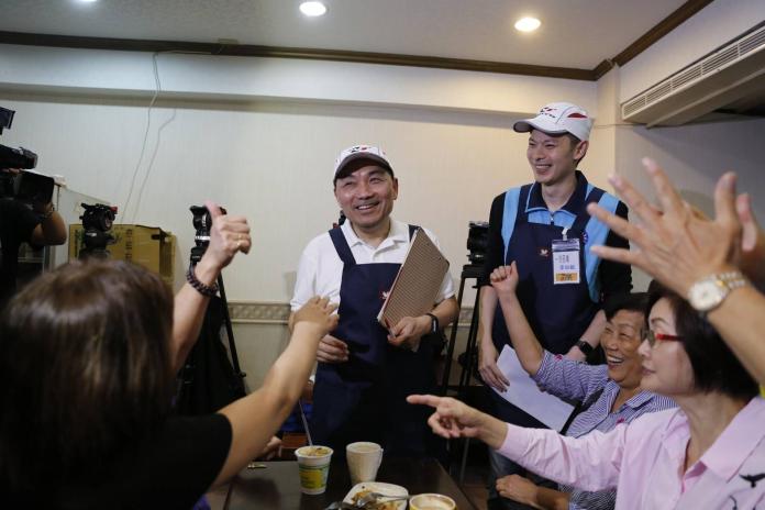 ▲交通部同意將新北市爭取多時的「捷運萬大線第二期」，納入前瞻建設計畫的補助；侯友宜認為，往後大家應該不分藍綠，一起向中央爭取建設。（圖／侯友宜辦公室提供）