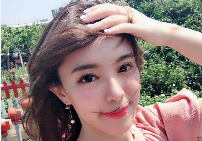 ▲主播何織羽因神似名模陳庭妮而有「小陳庭妮」的封號。（圖／翻攝何織羽臉書 , 2018.05.03）