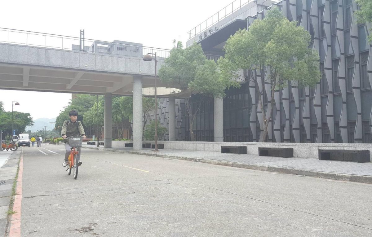 ▲新北市交通局在三峽北大校園內設置YouBike租借站，學生上課更方便，民眾也能騎YouBike體驗校園內各學院建築物不同風貌。（圖／新北市交通局提供）