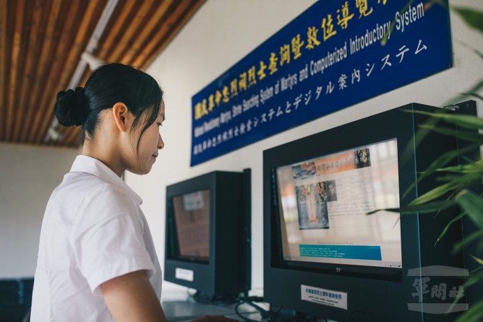 ▲ 後備指揮部國民革命忠烈祠管理組，建置「國軍忠烈將士查詢系統」，將烈士資料及英烈事蹟完整建檔。（軍聞社記者陳軍均攝）