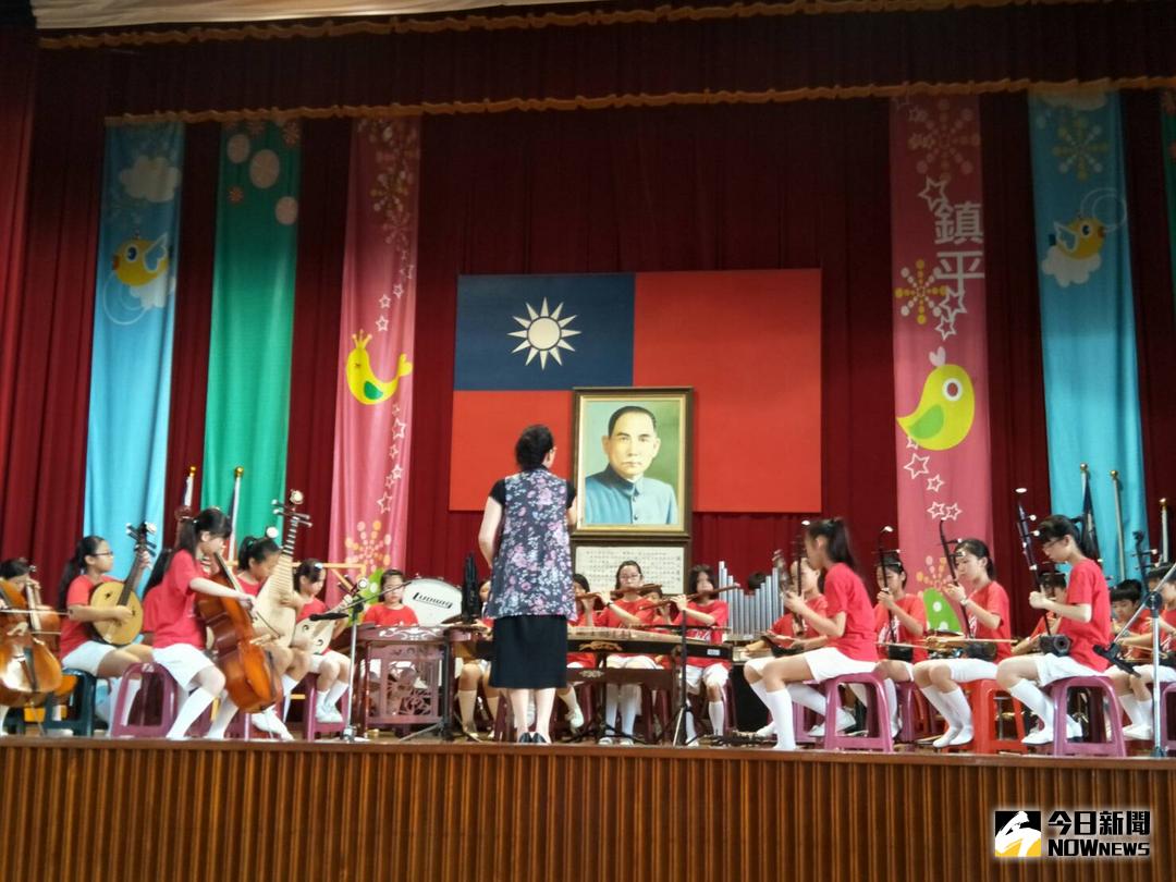 ▲大陸山東省威海市環翠國際中學「天一國樂團」參訪鎮平國小。（圖／柳榮俊攝 , 2018.5.3\\)