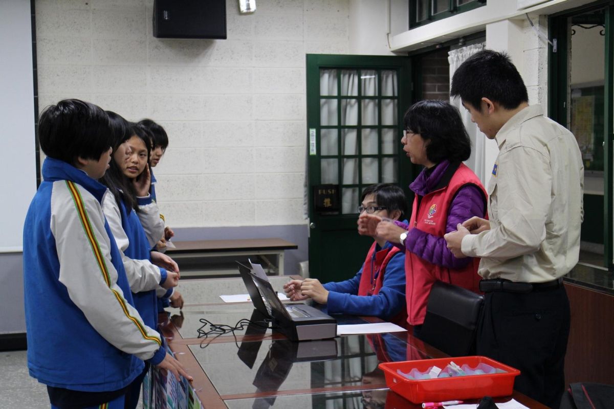 ▲汐止戶政事務所前進校園，提供到校受理學生初領國民身分證的服務。（圖／新北市民政局提供）