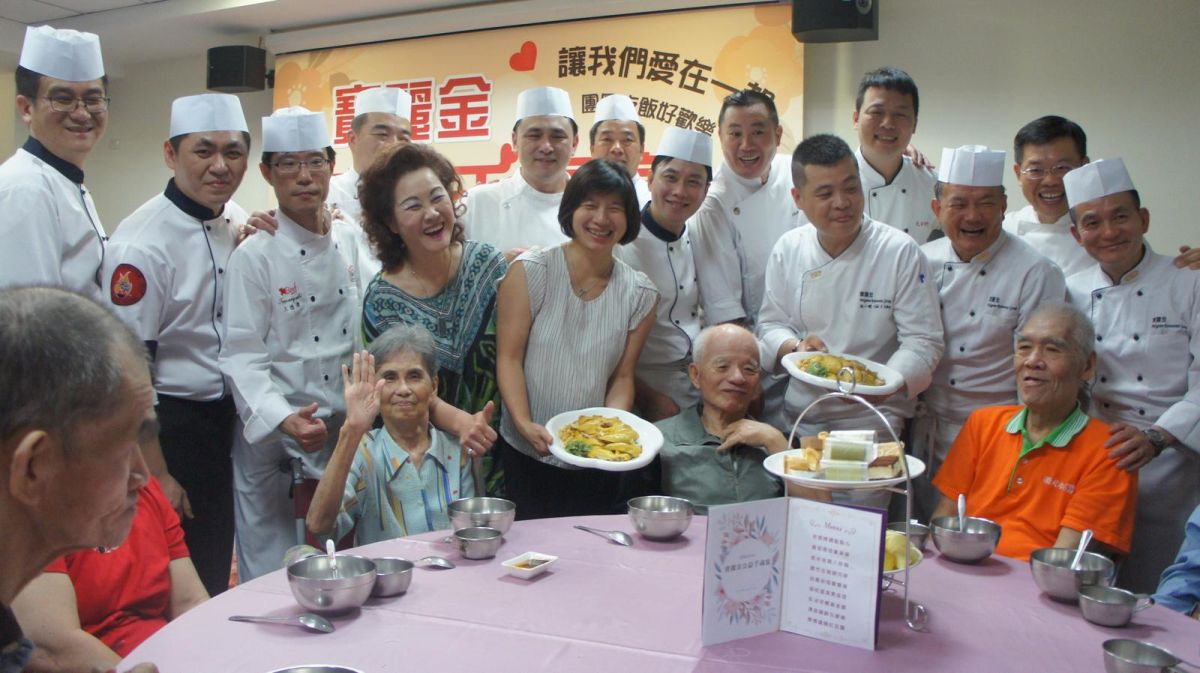 ▲來自全台30餘名大廚在家園護理之家義煮「千歲宴」，提前歡慶長輩母親節快樂。（圖／金武鳳攝 , 2018.5.3\\)