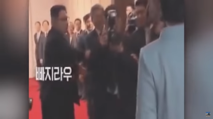 ▲金正恩護妻心切，在愛妻李雪主要走入宴會廳時，一名北韓攝影師擋住了去路，金正恩霸氣一推，讓網友們直呼「真男人」。（圖／翻攝自 YouTube ）
