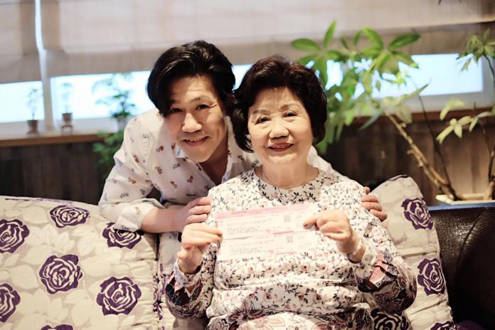 ▲羅時豐（左）曾經送給媽媽60萬的鑽戒當母親節禮物。（圖／海蝶提供 , 2018.05.04）