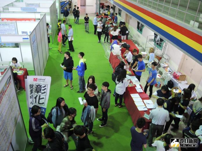 ▲勞動部在建國科技大學校園辦理「勇往職錢」校園徵才活動，國軍人才招募中心也兵分多路穿梭會場「召兵」，詢問的青年學生相當踴躍。（圖／記者陳雅芳攝，2018.05.03）