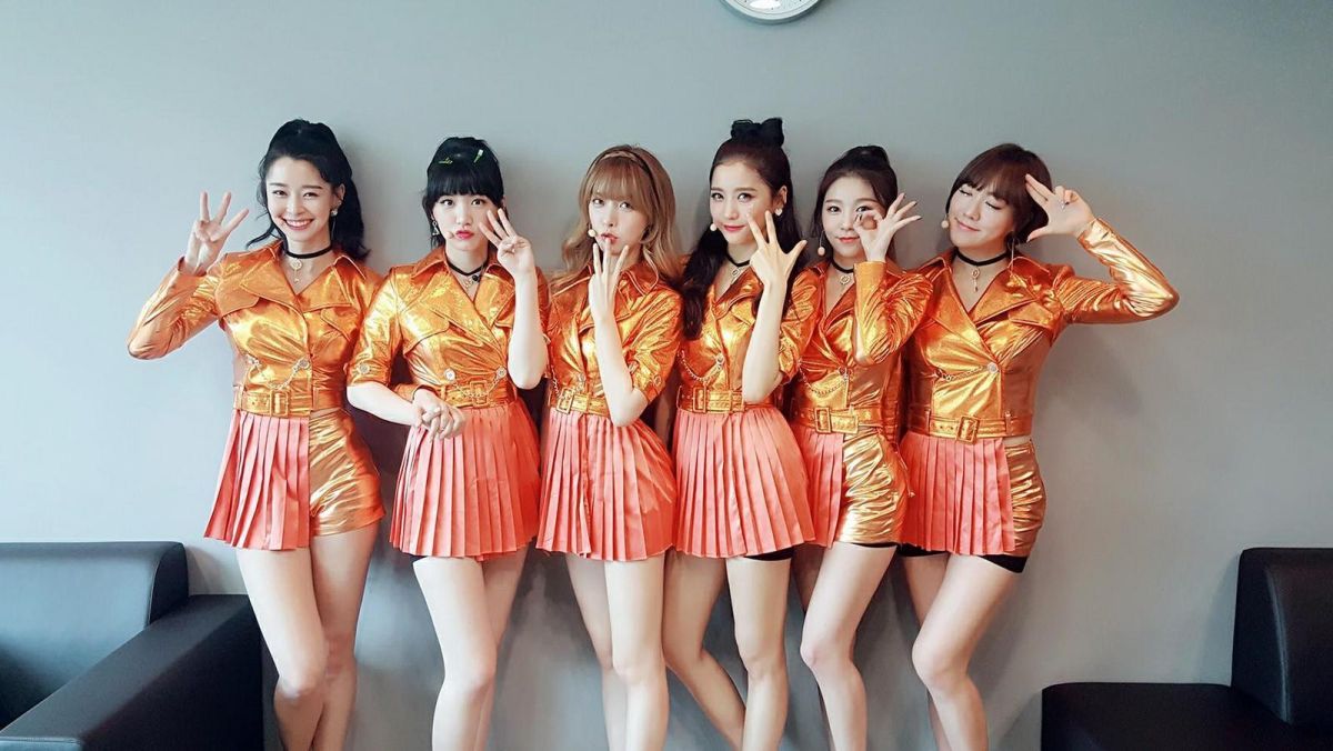 ▲南韓女團Hello Venus的隊長Alice（右3），遭前公司高層逼陪酒。（圖／翻攝Hello Venus臉書, 2018.05.03）