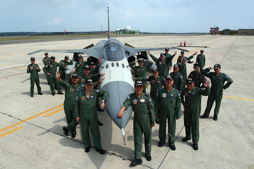 ▲澎湖「天駒任務」由台南一聯隊及台中三聯隊經國號戰機輪流進駐，每個聯隊分別執行3個月戰備任務。圖為2018年5月空軍第一聯隊聯隊長赴馬公基地，視導天駒部隊換防任務暨慰勞駐地同仁。（圖／空軍司令部臉書 , 2018.5.3)