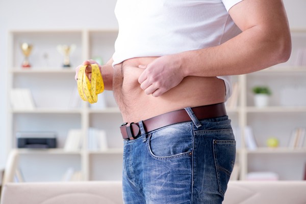 ▲國健署呼籲，男性腰圍應在90公分以下，女性則在80公分以下。如果超過標準，腰圍越粗，腹部脂肪會分泌脂肪細胞激素，導致代謝症候群。（圖／ingimage）