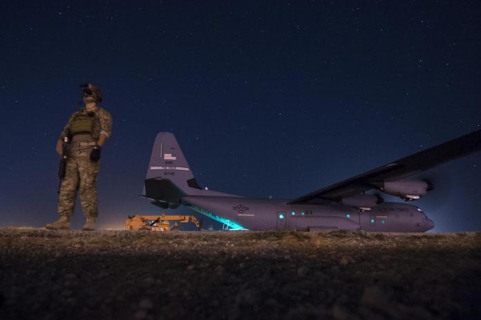 ▲美國國防部指控中國大陸最近幾周多次以軍用級雷射光，照射從吉布地美軍基地出勤的美國C-130飛行員。（圖／美國空軍\\)