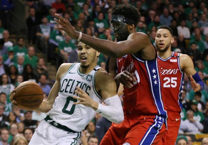 ▲Jayson Tatum\\(左\\)、Joel Embiid（圖／美聯社／達志影像）
