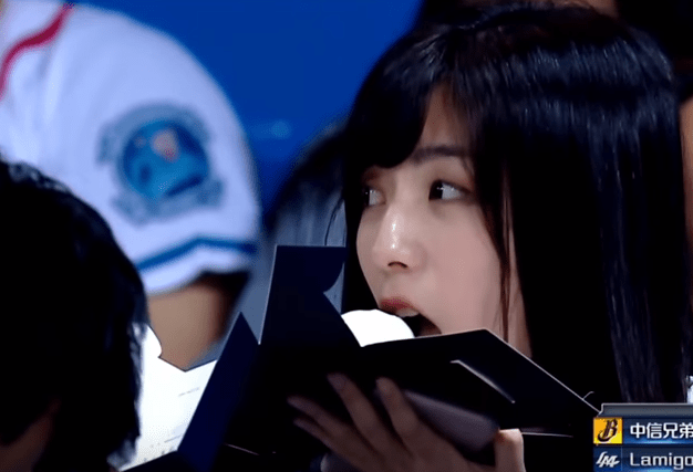 影／本尊找到了！桃猿「超甜女球迷」　網暴動朝聖洗版
