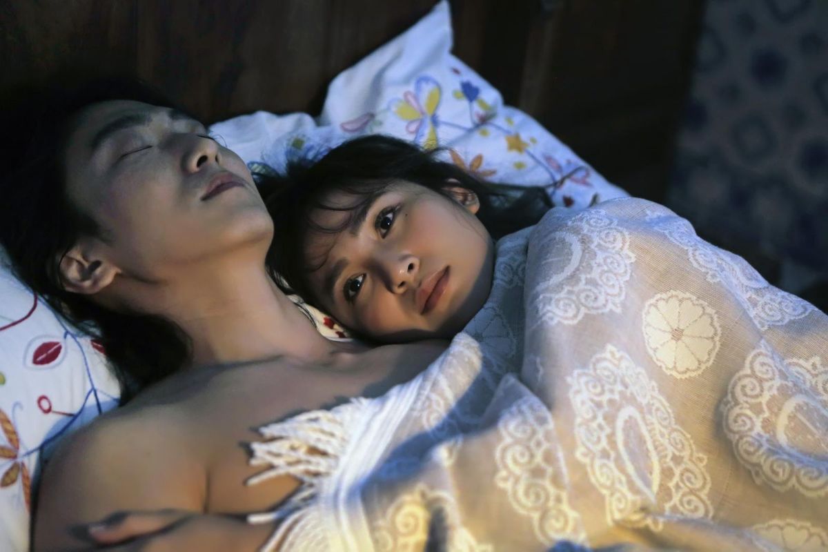 ▲梁文音（右）與懷秋在MV中上演滾床戲碼，梁文音告訴老公，老公回應超淡定。（圖／環球提供 , 2018.05.04）