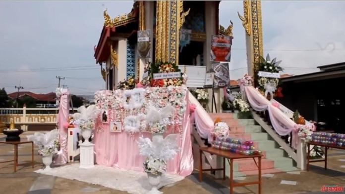 ▲泰國一名24歲女子阿緹坦才剛訂婚卻遭酒駕撞死，父親相當痛心，舉辦如婚禮般的葬禮替女兒一圓婚禮夢。（圖／翻攝自「Khaosod TV」YouTube）