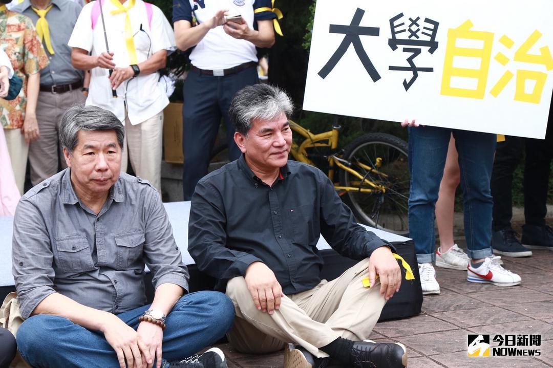 ▲前內政部長李鴻源（右）表示，現在台大的排名已經往後掉，腿還被拖住，「名次不會再往後掉嗎」？呼籲執政黨尊重法治精神，讓管中閔先上任，再用顯微鏡去監督。（圖／記者葉政勳攝 , 2018.5.4）
