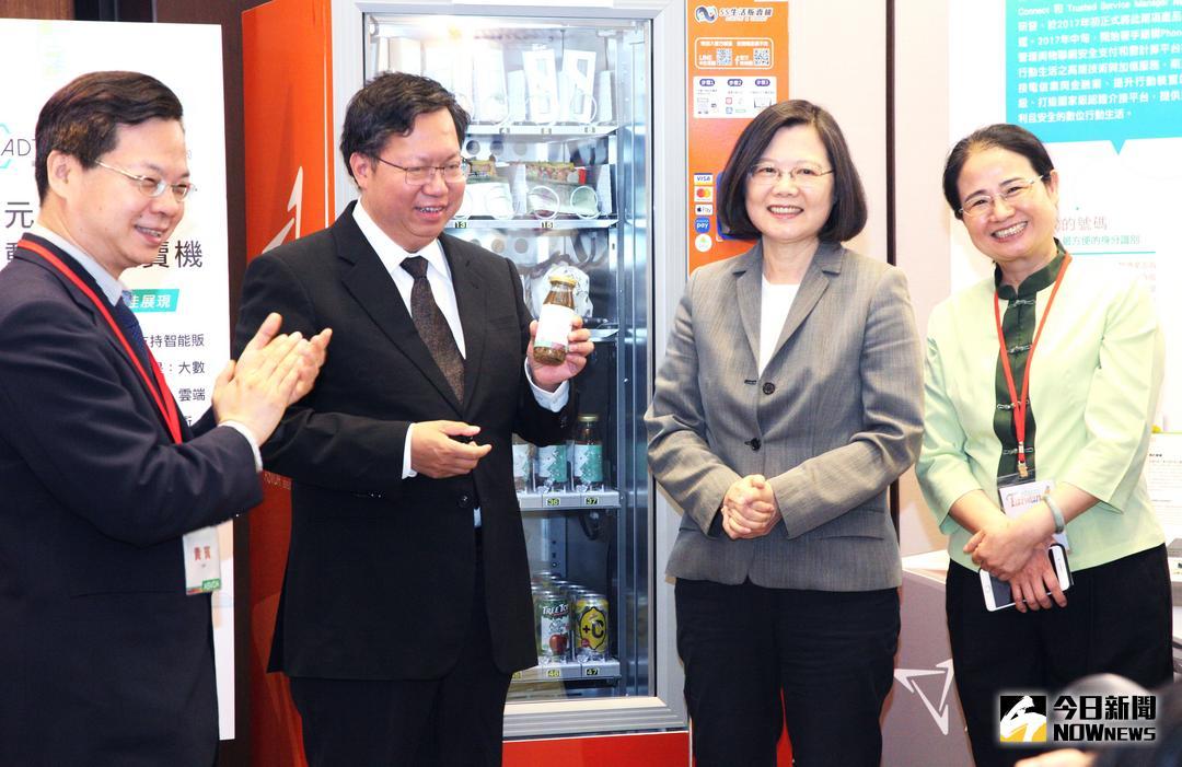 ▲總統蔡英文親自操作以行動支付方式，在販賣機選購物品。（圖／記者李春台攝 , 2018.05.04）