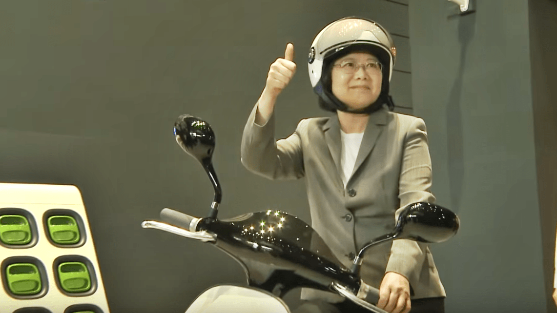 ▲台灣世代智庫20日公布520民調，指出雖然有過半數民眾不滿意蔡英文執政兩年的表現，但 2020 年總統選舉時，仍有多數人願意投給蔡英文，她仍有機會連任。（資料照／總統府提供  ）