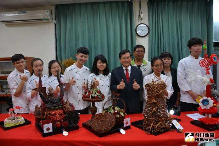 ▲參加新加坡國際廚藝挑戰賽學生與市長合影。（圖／記者郭政隆攝影2018.5.4）