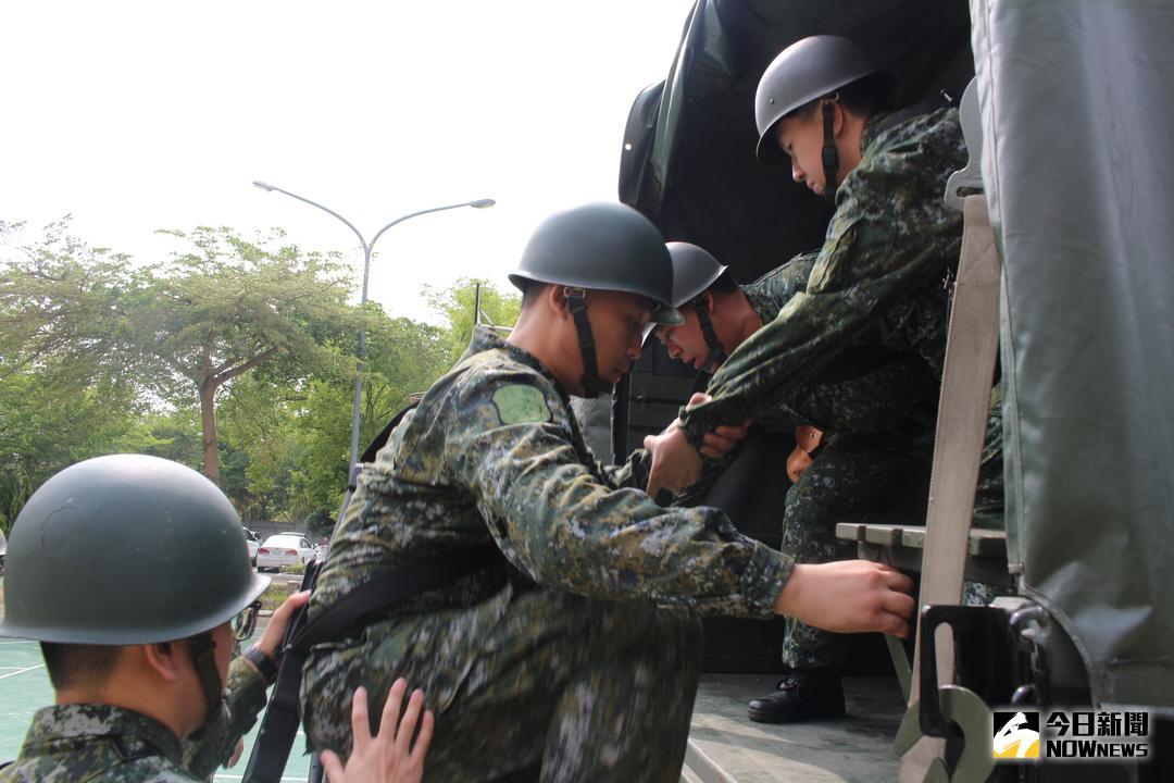 ▲彰化縣後備指揮部針對安全責任區域加強營區安全防護演練操演，演練過程中，官兵動作迅速精準，展現平時勤訓精練成果。（圖／記者陳雅芳攝，2018.05.04）
