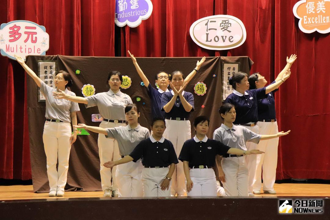 ▲彰化市大竹國小舉行孝親感恩茶會，慈濟志工用心策畫奉茶活動，讓整個會場更增添溫馨感人的氣氛。（圖／記者陳雅芳攝，2018.05.04）